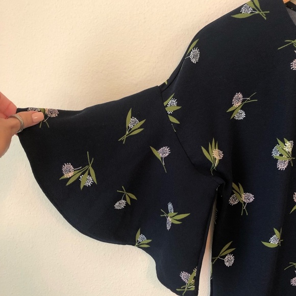 Ann Taylor Bell Sleeve Floral Boho Blouse Woman’s Oversized XS Navy Career Shirt - Picture 2 of 9